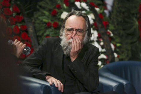 Dugin at the funeral of his daughter