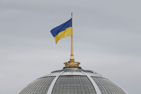 A Ukrainian state flag flies in Kiev, Ukraine September 25, 2019. REUTERS/Valentyn Ogirenko