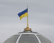 A Ukrainian state flag flies in Kiev, Ukraine September 25, 2019. REUTERS/Valentyn Ogirenko