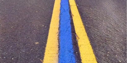 The thin yellow-blue line