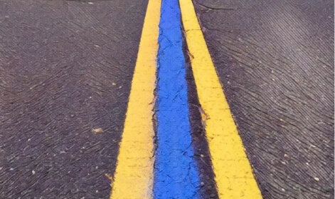The thin yellow-blue line